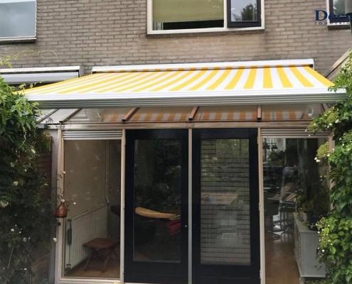 Vrolijke zonnescherm wit en geel gestreept doek