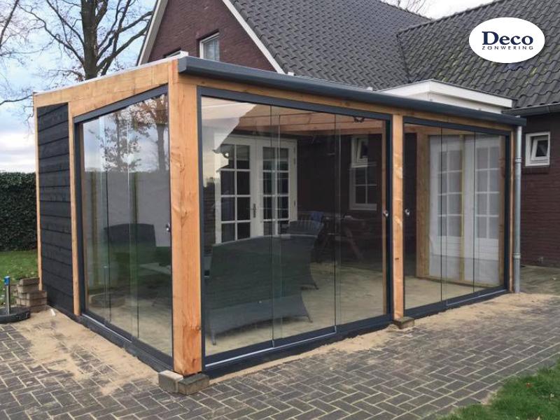 Houten voorzien van glazen schuifwanden √ Deco Zonwering