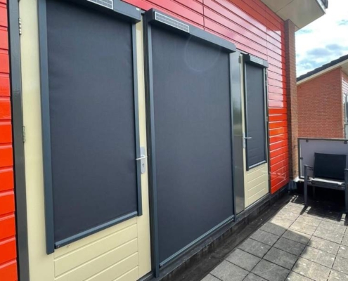 Windvaste screens voor deuren op zonne energie