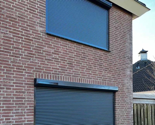 Deco Zonwering heeft deze vrijstaande woning in Heesch mogen voorzien van Somfy Solar rolluiken.