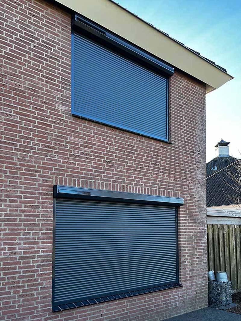 Deco Zonwering heeft deze vrijstaande woning in Heesch mogen voorzien van Somfy Solar rolluiken.