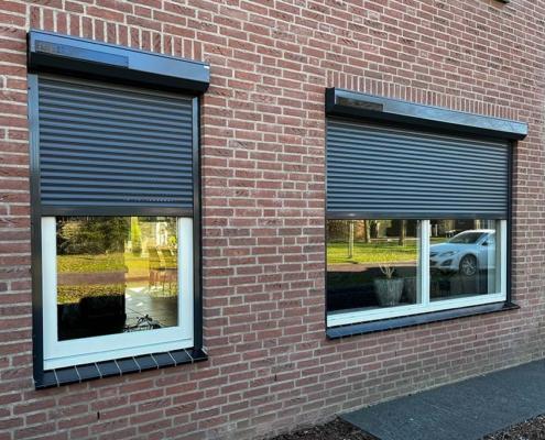 Deco Zonwering heeft deze vrijstaande woning in Heesch mogen voorzien van Somfy Solar rolluiken.