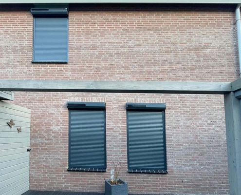 Deco Zonwering heeft deze vrijstaande woning in Heesch mogen voorzien van Somfy Solar rolluiken.