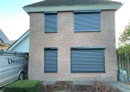 Deco Zonwering heeft deze vrijstaande woning in Heesch mogen voorzien van Somfy Solar rolluiken.