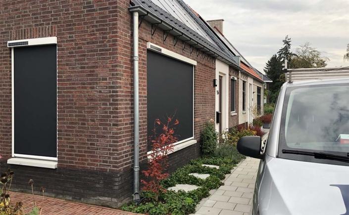 In Berlicum heeft Deco Zonwering een hoekwoning van solar screens mogen voorzien.