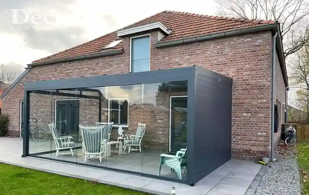 Weerbestendige Stobag Nyon terrasoverkapping voor comfortabele zithoek in alle seizoenen