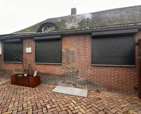 Deco Zonwering heeft onlangs bij deze woonboerderij in Berghem Somfy Solar rolluiken gemonteerd