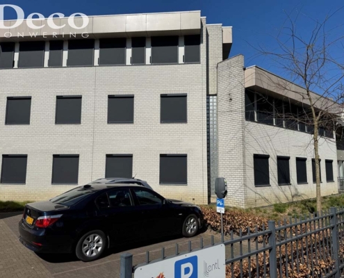 Kantoorpand Ons Welzijn met solar screen in Oss door Deco Zonwering