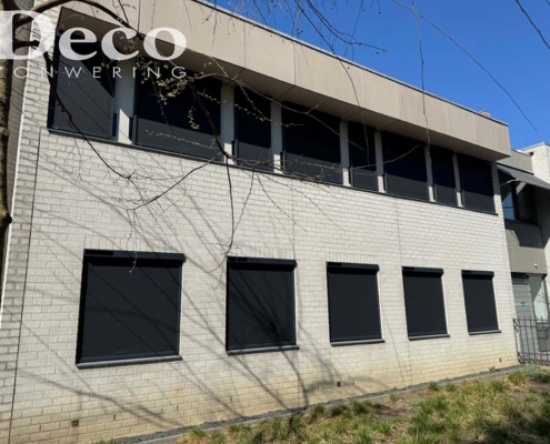 Windvaste Heraol screens met Somfy zonnepaneel in Oss, geleverd door Deco Zonwering uit Heesch.