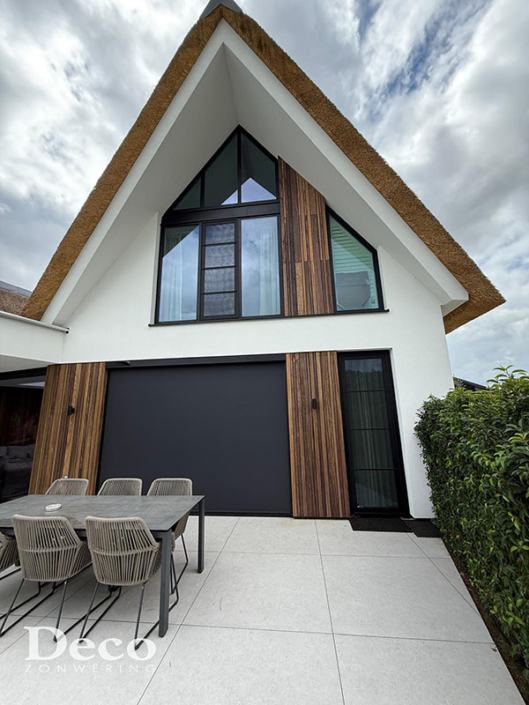 Draadloze Heroal screens met Somfy Solar RS100 IO technologie geïntegreerd in het strakke gevelontwerp van een eigentijdse woning.