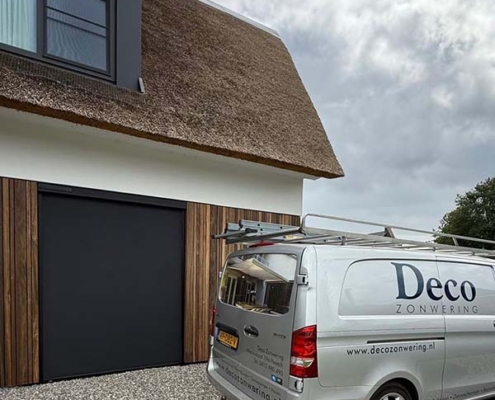 Heroal solar screens met zwarte RAL 9005 structuurlak geplaatst bij een moderne nieuwbouwwoning in Heesch.