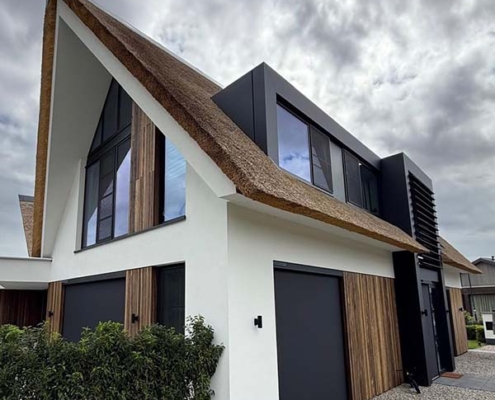 Bediening van Heroal solar screens via afstandsbediening en smart home-integratie voor maximaal comfort.