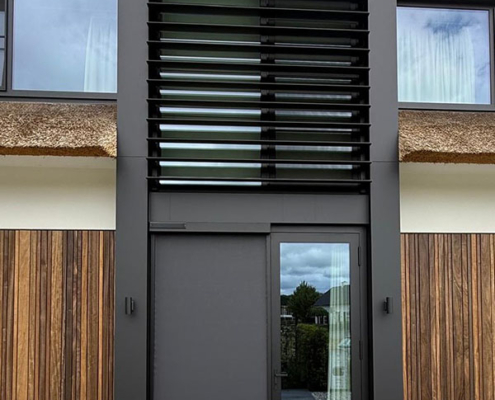Moderne nieuwbouwwoning met Heroal zonwering die zorgt voor optimale zonregulatie zonder zichtbare bedrading.